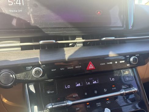 Used 2024 Kia Carnival EX image 8