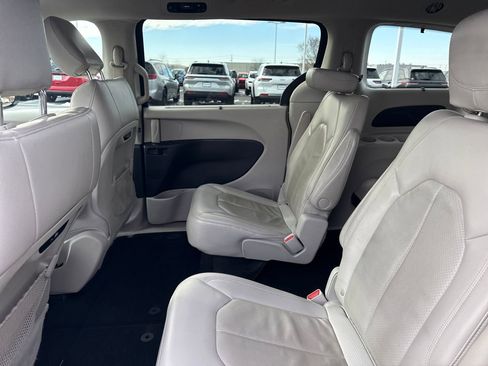 Used 2021 Chrysler Pacifica Touring-L image 14