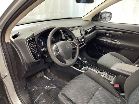 Used 2020 Mitsubishi Outlander ES image 16