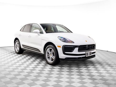 Certified 2025 Porsche Macan image 6
