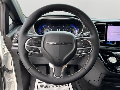 Used 2025 Chrysler Pacifica Select FWD image 19