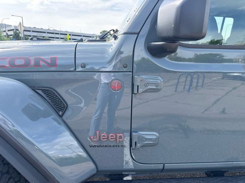 Used 2025 Jeep Wrangler Unlimited Rubicon AWD/4WD image 5