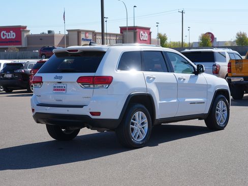 Used 2018 Jeep Grand Cherokee Laredo AWD/4WD image 3