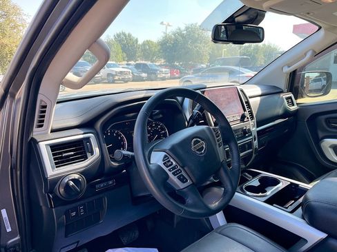 Used 2021 Nissan Titan SV w/ SV Convenience Package image 9