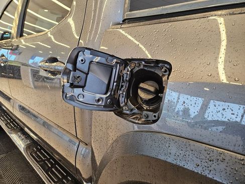 Used 2017 Toyota Tacoma TRD Off-Road w/ Tow Package (A/T) AWD/4WD image 28