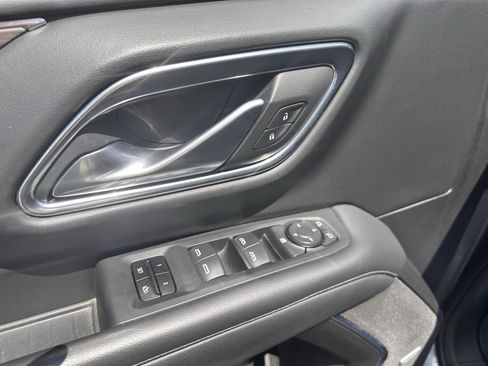 Used 2022 Chevrolet Suburban LT AWD/4WD image 18