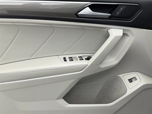 Used 2022 Volkswagen Tiguan SE R-Line image 39