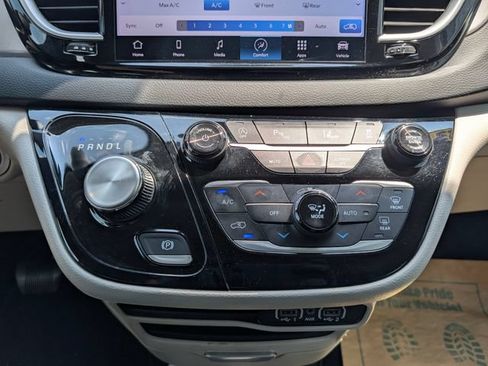 Used 2023 Chrysler Pacifica Touring-L FWD image 23