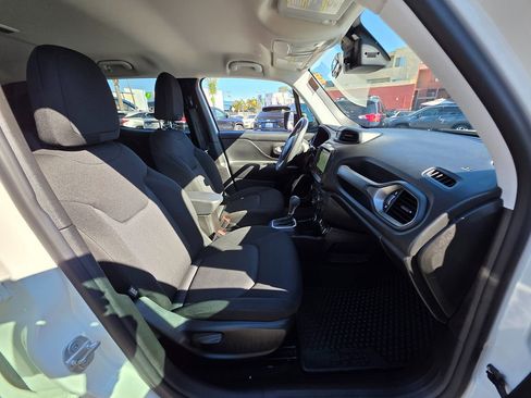 Used 2023 Jeep Renegade Latitude image 10