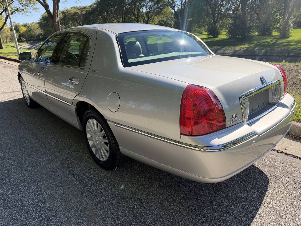 Used 2005 Lincoln Town Car Signature RWD image 3