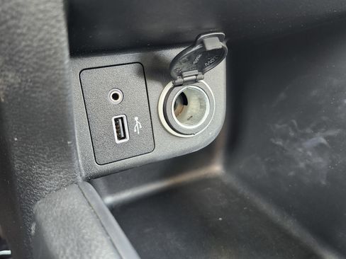 Used 2022 Nissan Kicks S image 9