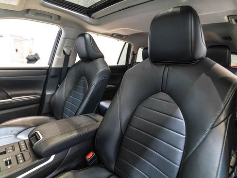 Used 2021 Toyota Highlander XLE AWD/4WD image 6