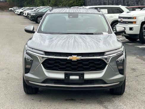Used 2025 Chevrolet Trax LT FWD image 2