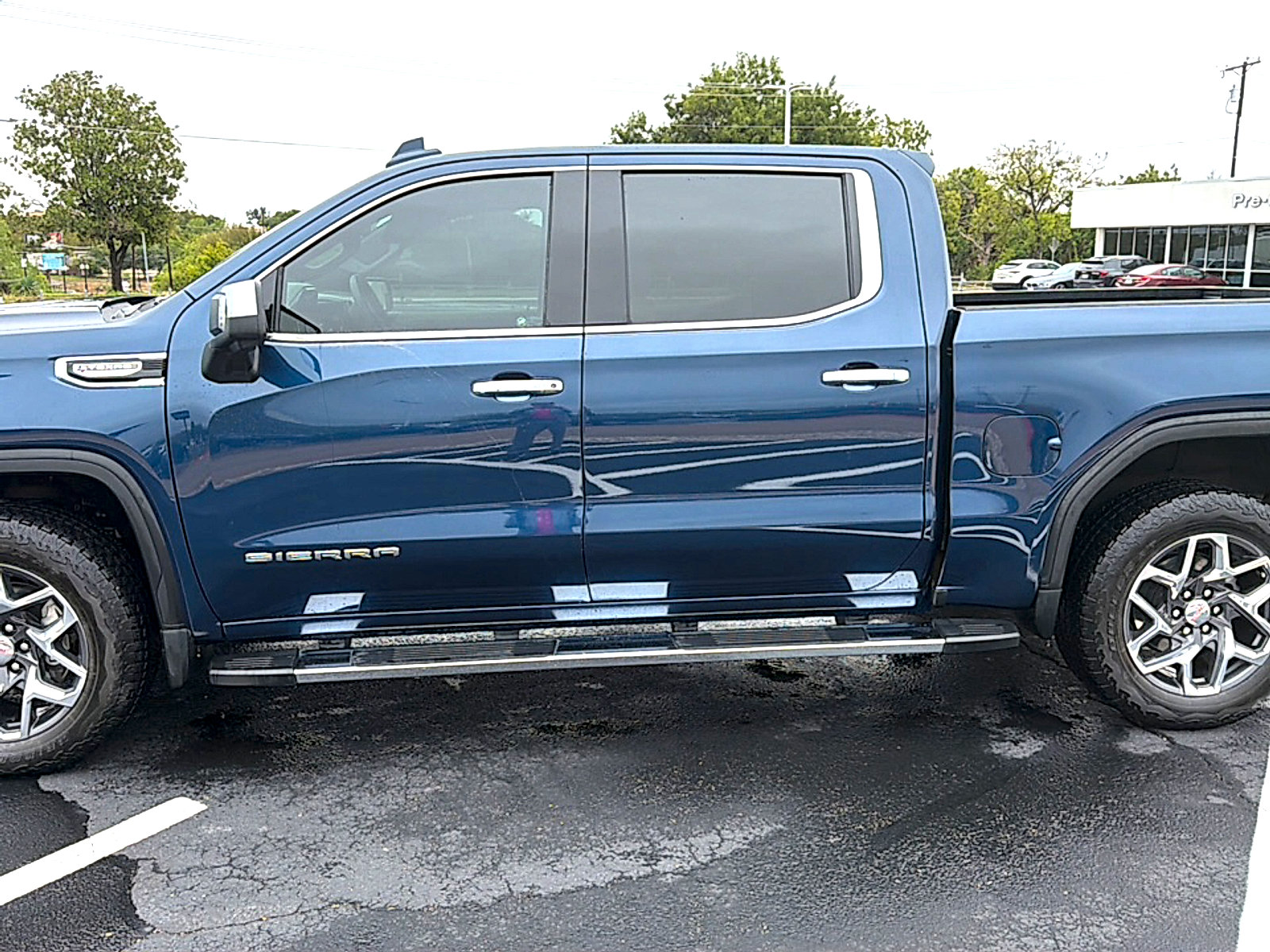Used 2023 GMC Sierra 1500 SLT AWD/4WD image 4