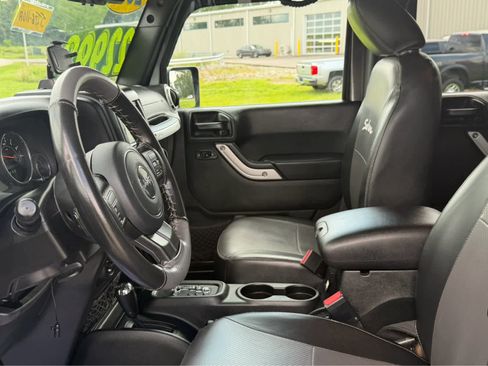 Used 2018 Jeep Wrangler Unlimited Sahara AWD/4WD image 12