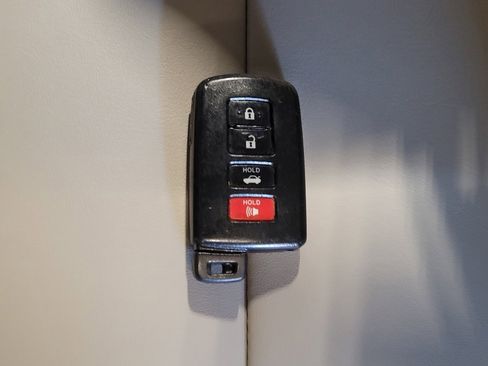 Used 2016 Toyota Camry XLE w/ Moonroof Package image 32