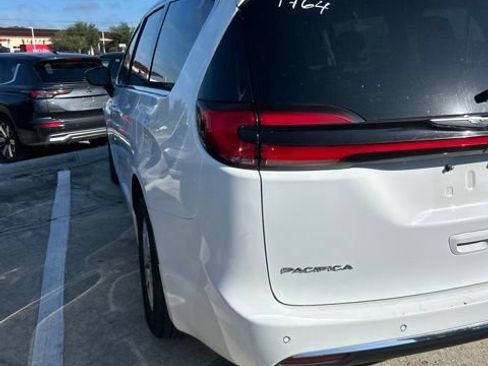 Used 2024 Chrysler Pacifica Touring-L FWD image 28