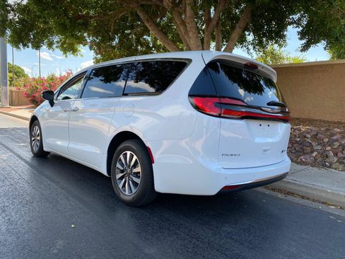 Used 2024 Chrysler Pacifica Limited FWD image 70