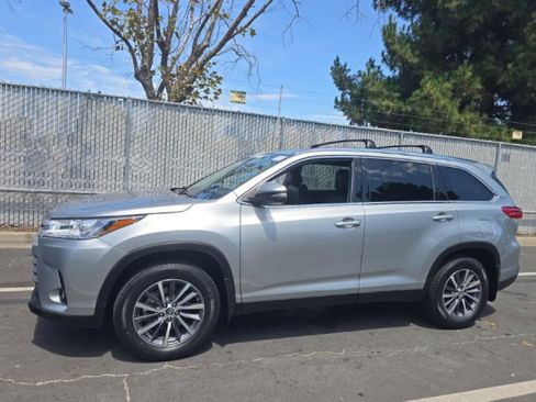 Used 2019 Toyota Highlander XLE AWD/4WD image 1