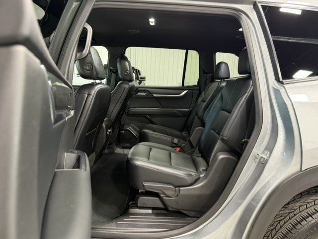 Certified 2026 GMC Acadia Elevation w/ Elevation Premium Package AWD/4WD image 8