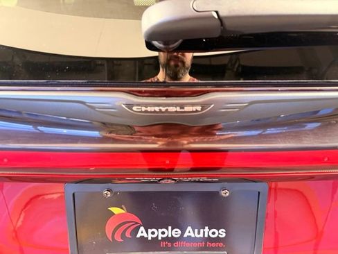 Used 2025 Chrysler Pacifica Limited image 8