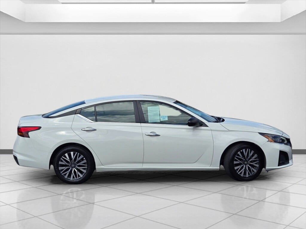 Used 2025 Nissan Altima 2.5 SV FWD image 4