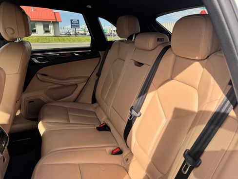 Used 2019 Porsche Macan AWD/4WD image 18