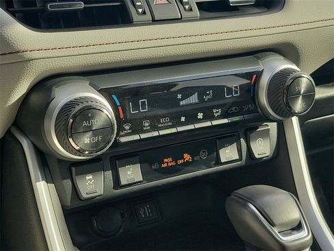 Used 2023 Toyota RAV4 XLE Premium image 31