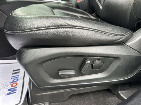 Used 2020 Ford Explorer XLT w/ Equipment Group 202A image 12