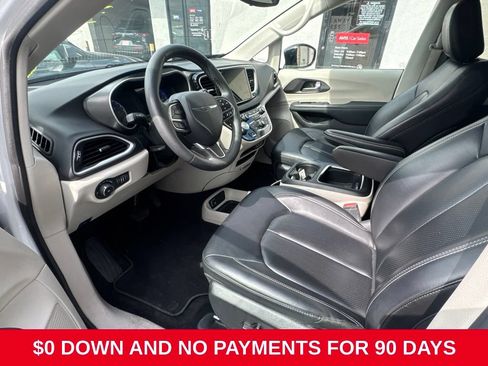 Used 2024 Chrysler Pacifica Touring-L FWD image 9