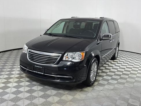 Used 2016 Chrysler Town & Country Limited FWD image 9