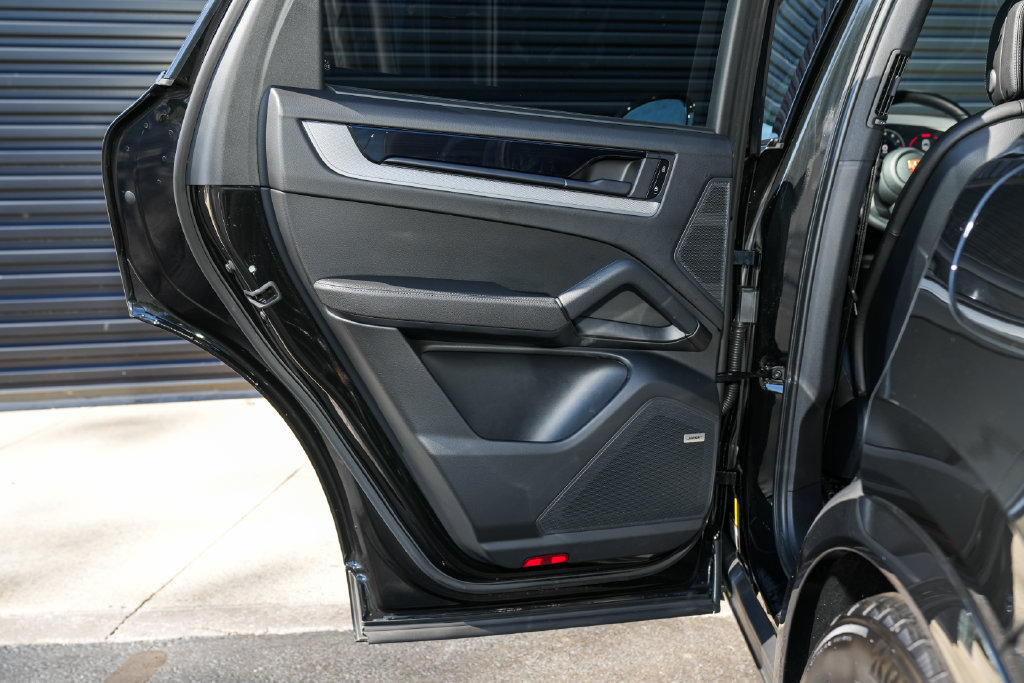 Certified 2026 Porsche Cayenne E-Hybrid AWD/4WD image 32