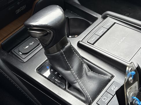 Used 2019 Lexus ES 300h w/ Accessory Package image 26