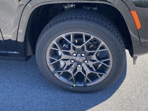 New 2025 Jeep Grand Cherokee Summit image 11