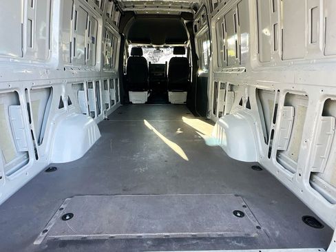 Used 2025 Mercedes-Benz Sprinter 2500 image 32