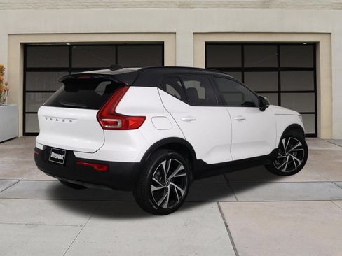 Certified 2022 Volvo XC40 T5 R-Design w/ Advanced Package AWD/4WD image 4