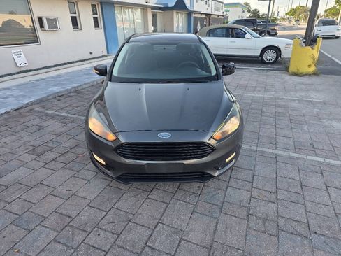 Used 2017 Ford Focus SE FWD image 3