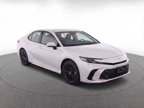 Used 2025 Toyota Camry SE image 2