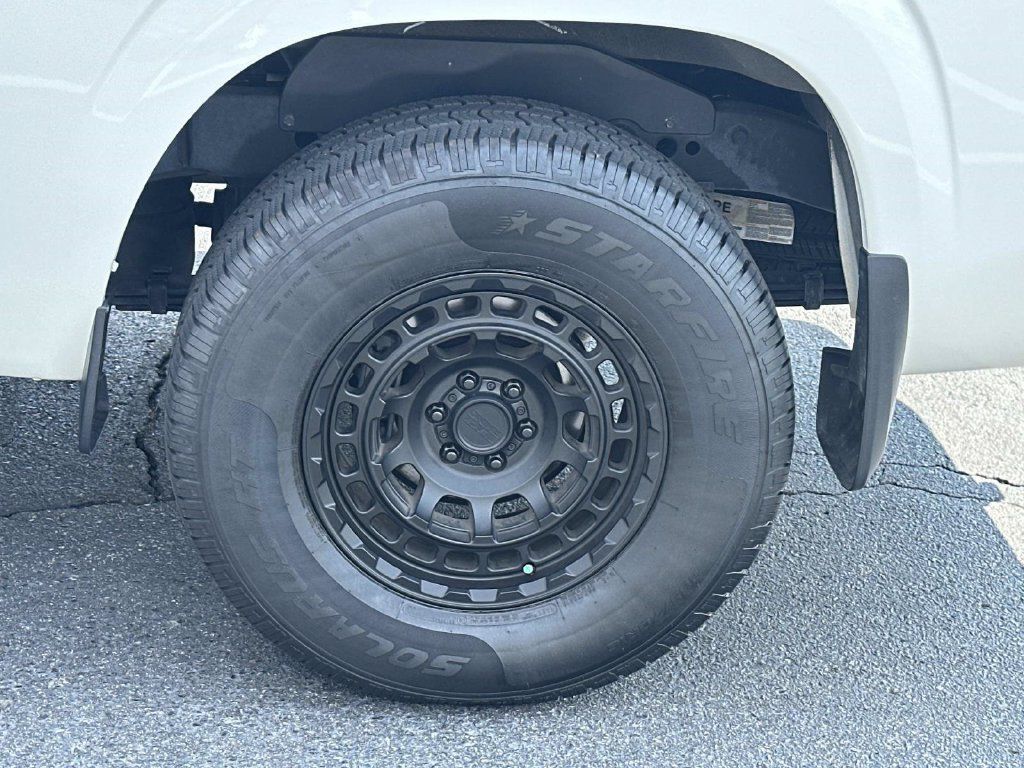 Used 2024 Nissan Frontier SV RWD image 13