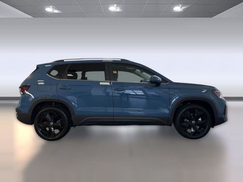 New 2026 Volkswagen Taos SE FWD image 8