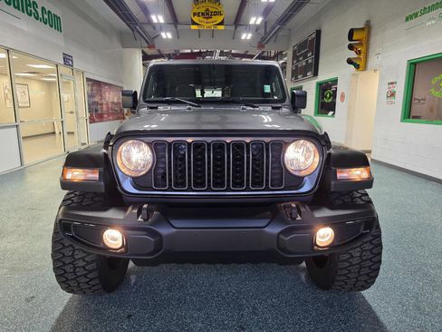 Used 2025 Jeep Gladiator Sport image 3