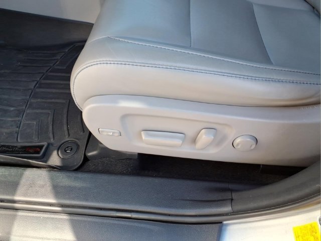 Used 2017 Toyota Highlander XLE AWD/4WD image 16