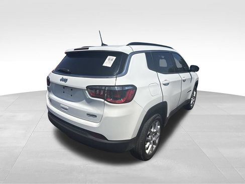 Used 2023 Jeep Compass Latitude w/ Sun and Sound Group AWD/4WD image 4
