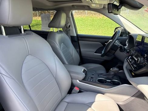 Used 2023 Toyota Highlander XLE image 13
