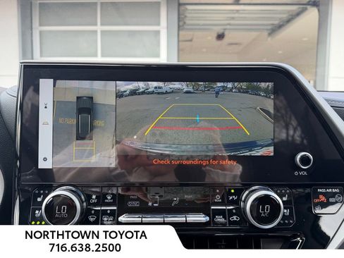 Used 2024 Toyota Highlander Limited AWD/4WD image 11