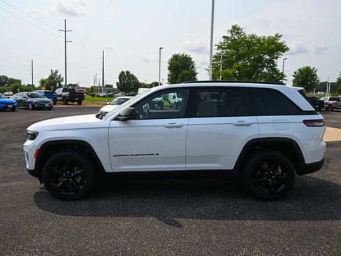 Used 2023 Jeep Grand Cherokee Altitude AWD/4WD image 8