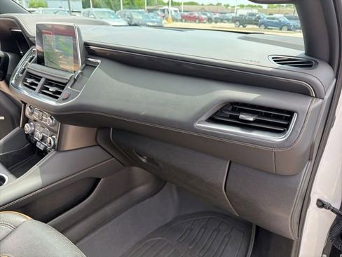 Used 2023 GMC Yukon XL AT4 w/ Technology Package AWD/4WD image 3