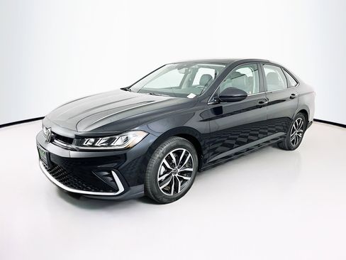 Used 2025 Volkswagen Jetta SE image 3