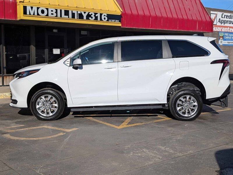 Used 2025 Toyota Sienna LE FWD image 4