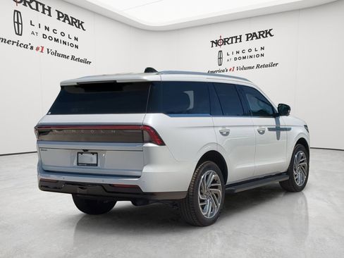 New 2026 Lincoln Navigator Premiere AWD/4WD image 3